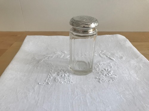 Antikes glasgefäß mit - ,